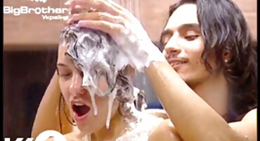 phim sex đụ mạnh Santa Claus mang quà phim sex mup tặng, brunette cảm ơn anh ta với một công việc thổi.